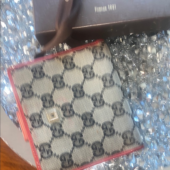 Gucci Red and Black Wallet Luxurious Design - Picture 7 of 13